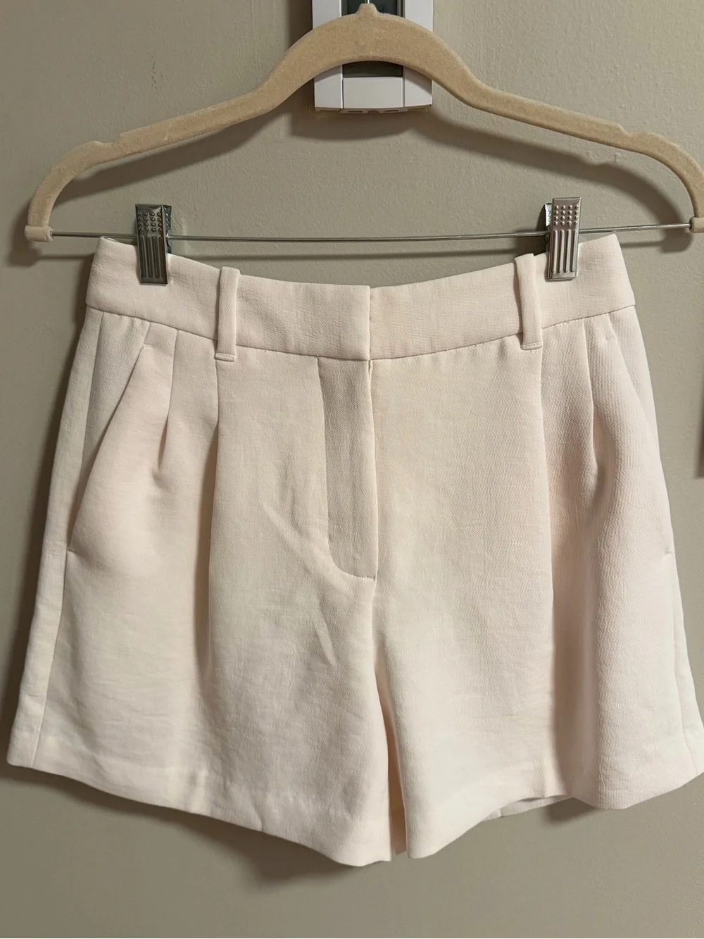 Aritzia White Tailored High-Waist Pleated Women’s Shorts